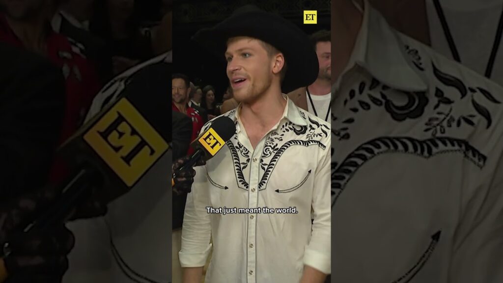 Robert Irwin Reacts to Receiving Flowers from Jonathan Bailey #robertirwin #DWTS #jonathanbailey