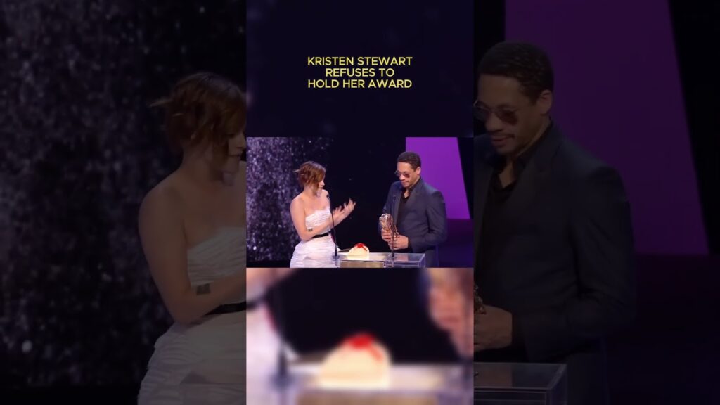 Kristen Stewart refuses to hold her award #kristenstewart #awkward #popculture #awkwardmoments