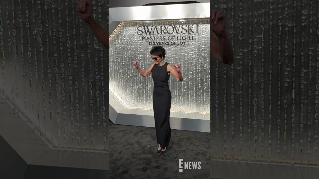 Lisa Rinna and Amelia Gray Hamlin are gems on the Swarovski's Masters of Light carpet. 💎✨