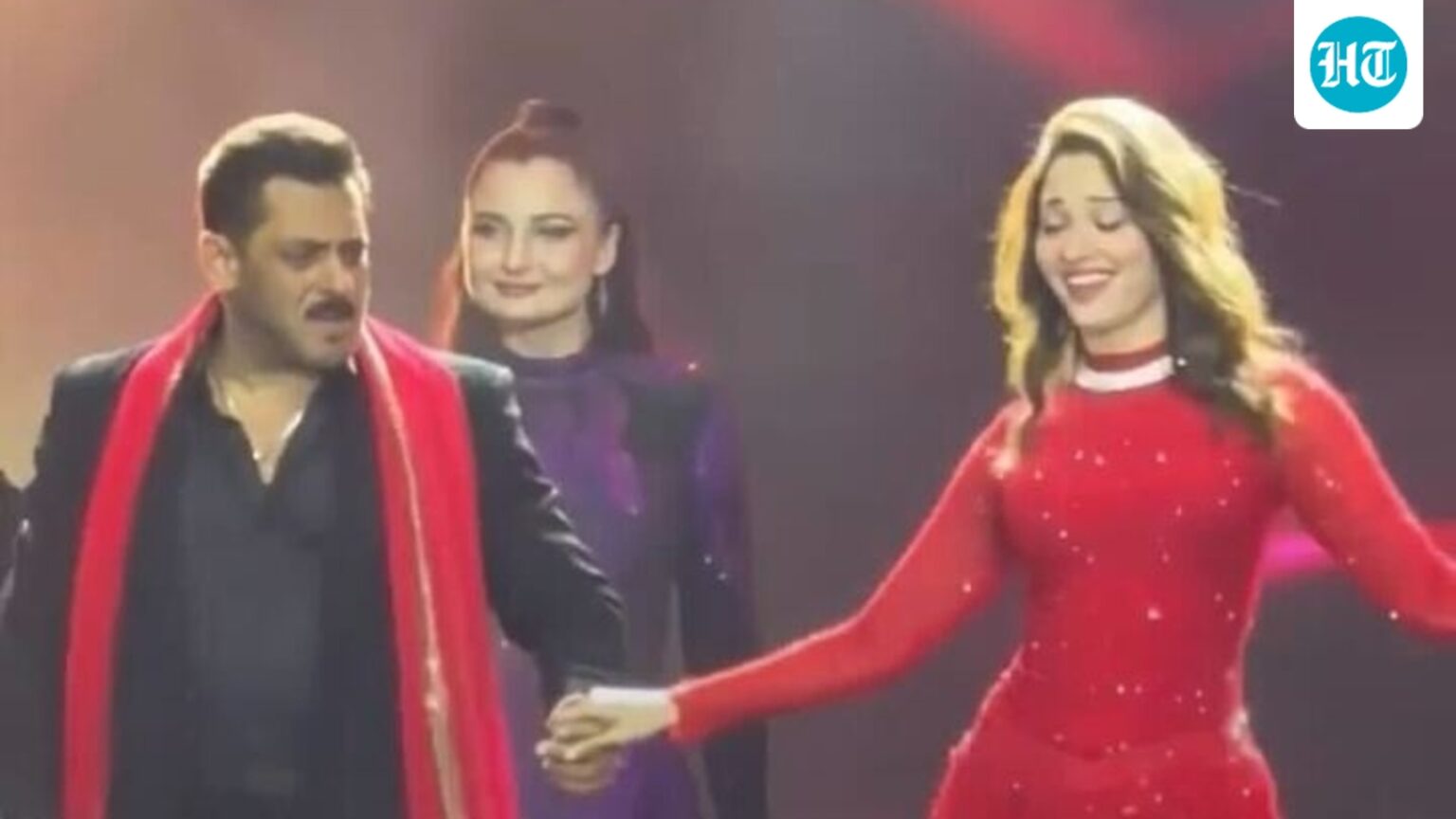 Salman Khan dances to Dil Diyan Gallan with Tamannaah Bhatia during Dabangg tour; internet calls it ‘cringe pro max’ Salman Khan dances to Dil Diyan Gallan with Tamannaah Bhatia during Dabangg tour; internet calls it ‘cringe pro max’