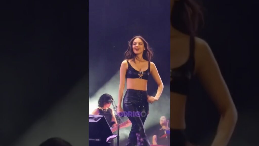 Olivia Rodrigo’s On-Stage Kiss Moment Went Viral 😳💋 #oliviarodrigo #shorts