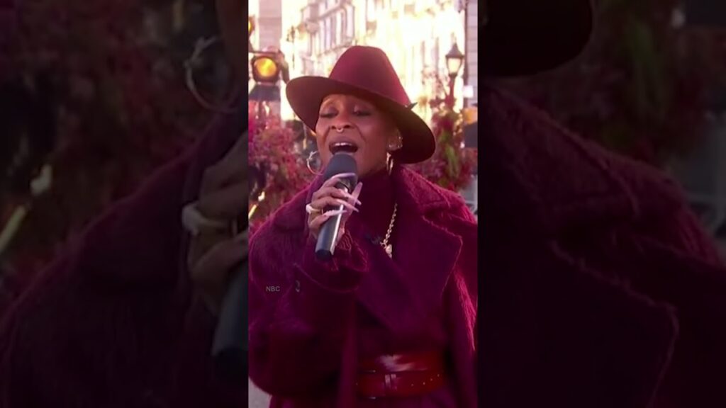 #CynthiaErivo is back on the center stage, opening for the iconic 99th #MacysThanksgivingParade  🦃