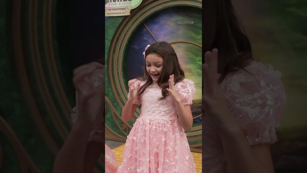 Surprising ‘Young Glinda’ Scarlett Spears With Universal Studios Hollywood Wicked Cast