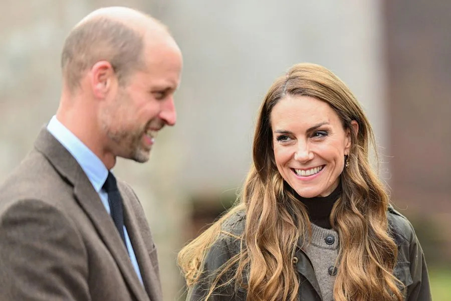 COOKSTOWN, NORTHERN IRELAND – OCTOBER 14: Prince William, Prince of Wales and Catherine, Princess of Wales meet with farm owner Charlie Mallon and his family during their visit to Mallon Farm, a flax farm in County Tyrone that is spearheading the revival of flax growing for linen, as a blueprint for sustainable farming systems on October 14, 2025 in Cookstown, Northern Ireland. During their visit, the Prince and Princess of Wales are visiting organisations providing creative and entrepreneurial opportunities for young people in rural areas of Northern Ireland. (Photo by Samir Hussein – Pool/Getty Images)