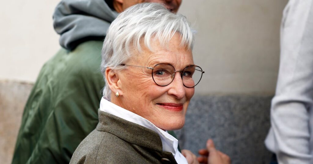 Glenn Close Claps Back at Co-Star Kim Kardashian’s Haters Glenn Close Claps Back at Co-Star Kim Kardashian’s Haters