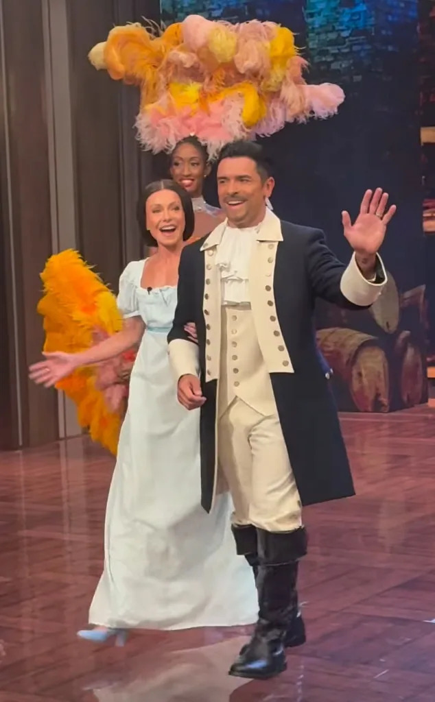 <p>Kelly Ripa & Mark Consuelos</p>