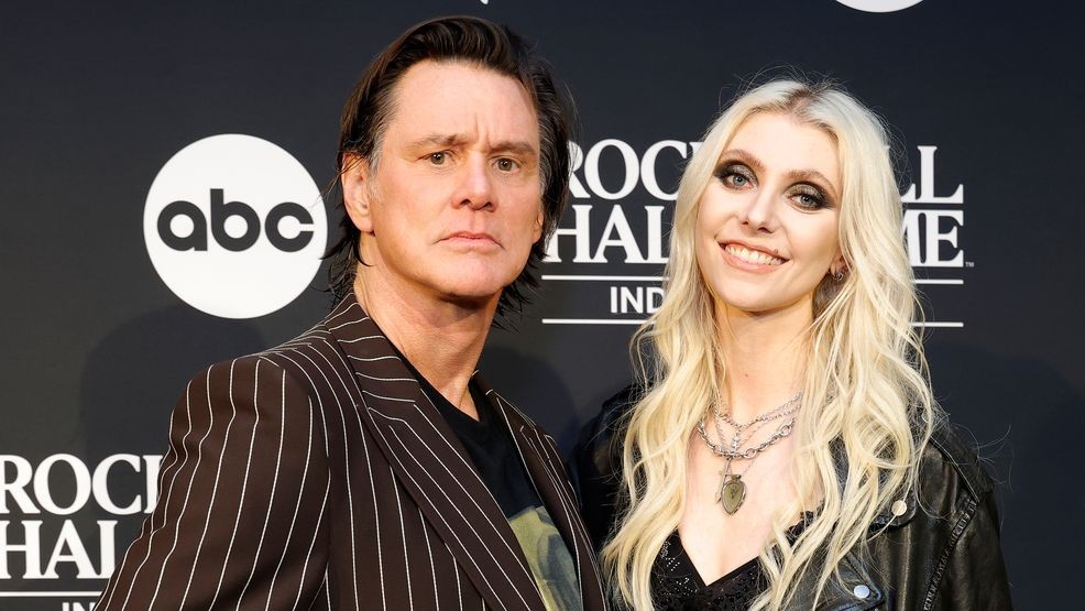 LOS ANGELES, CALIFORNIA - NOVEMBER 08: (L-R) Jim Carrey and Taylor Momsen pose in the press room during the 2025 Rock & Roll Hall of Fame Induction Ceremony at Peacock Theater on November 08, 2025 in Los Angeles, California. (Photo by Frazer Harrison/Getty Images for RRHOF)