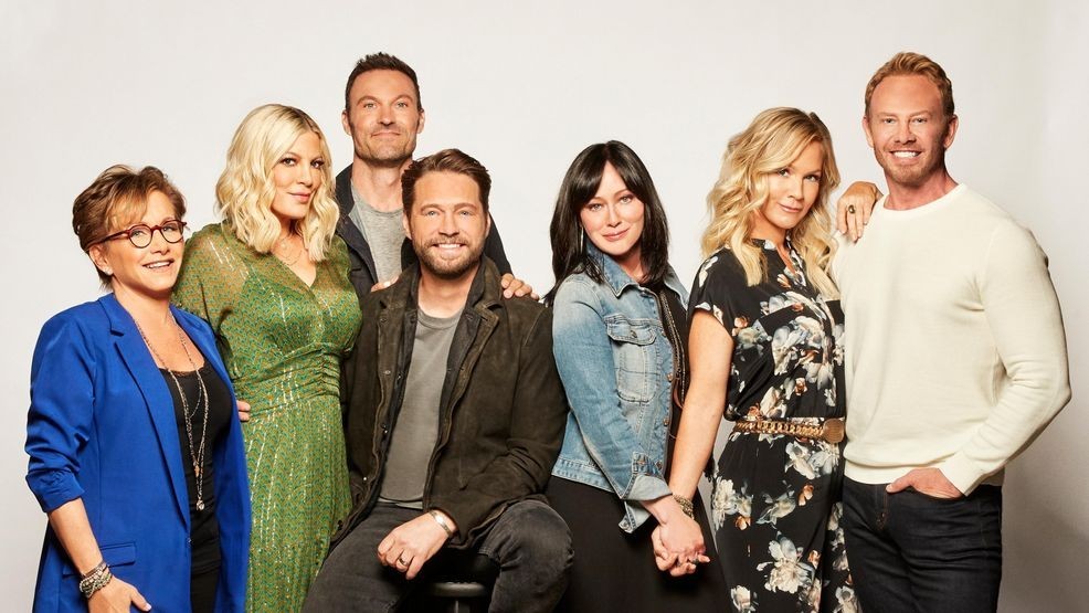 BH90210:  L-R:  Gabrielle Carteris, Tori Spelling, Brian Austin Green, Jason Priestley, Shannen Doherty, Jennie Garth and Ian Ziering. (Credit: Brian Bowen Smith/FOX)