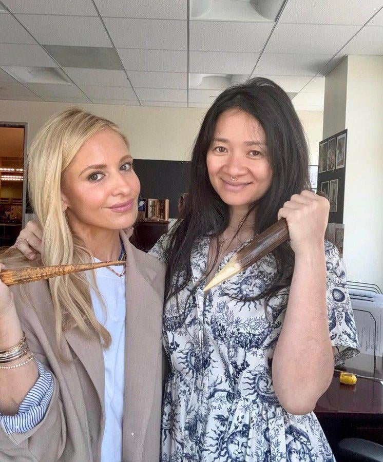 Sarah Michelle Gellar and Chloe Zhao behind the scenes of the Buffy new pilot. 🩸