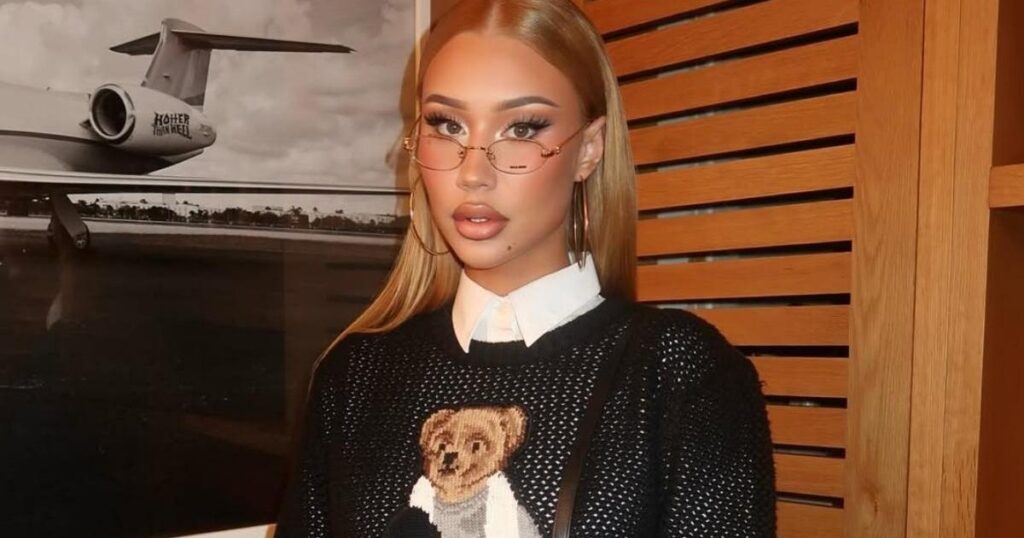 Iggy Azalea Posing in Mini-Skirt Will Make Your Day Iggy Azalea Posing in Mini-Skirt Will Make Your Day