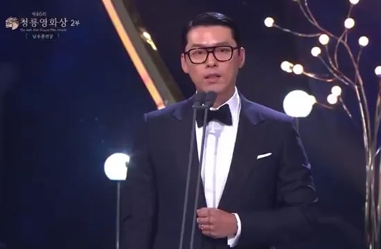 Hyun Bin dedicated his winning speech at the Blue Dragon Film Awards to his wife and fellow actor, Son Ye-Jin and their son: "and to my wife yejin-ssi, whose very existence gives me so much strength, and also, our son, i want to say i love you both so much and am truly grateful"