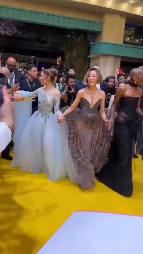 Male fan jumps the barricade to run up to Ariana Grande at the “Wicked: For Good” yellow carpet in Singapore