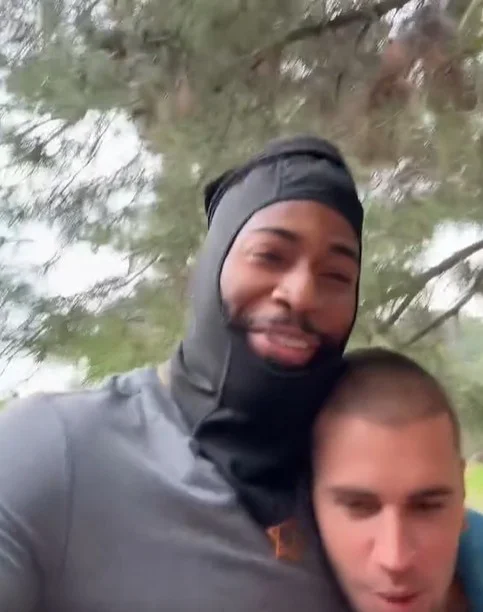 Mans car broke down and a stranger pulls over to help… then he realizes it’s Justin Bieber