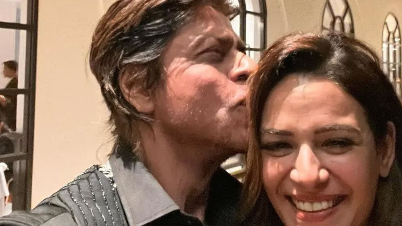 Replying, SRK told her playfully, “Mona, what do you mean? You have to be professional.” But she insisted again, refusing to shoot until he left the room.