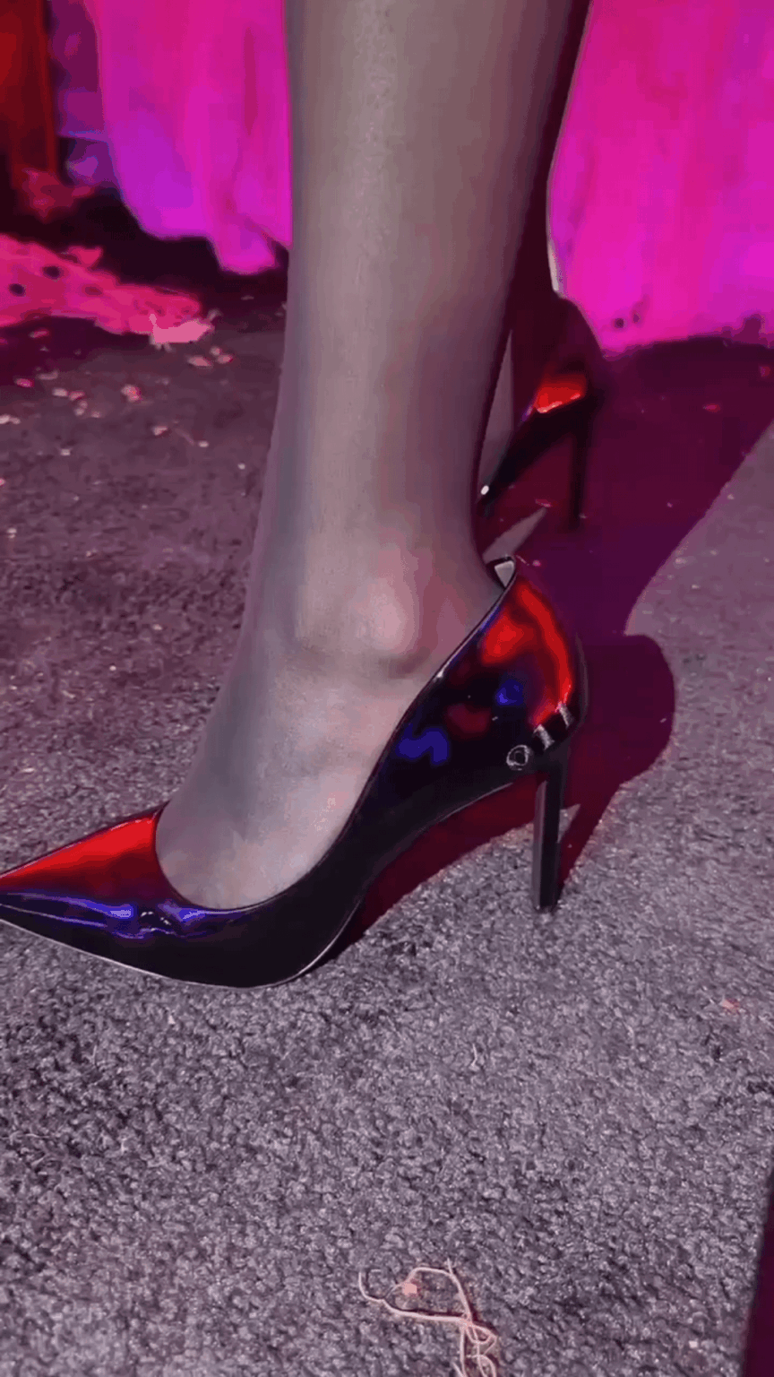 Slender Millie Bobby Brown in pantless suit and shiny stilettos at the Stranger Things 5 premiere, November 2025 (Extended version 3.0)