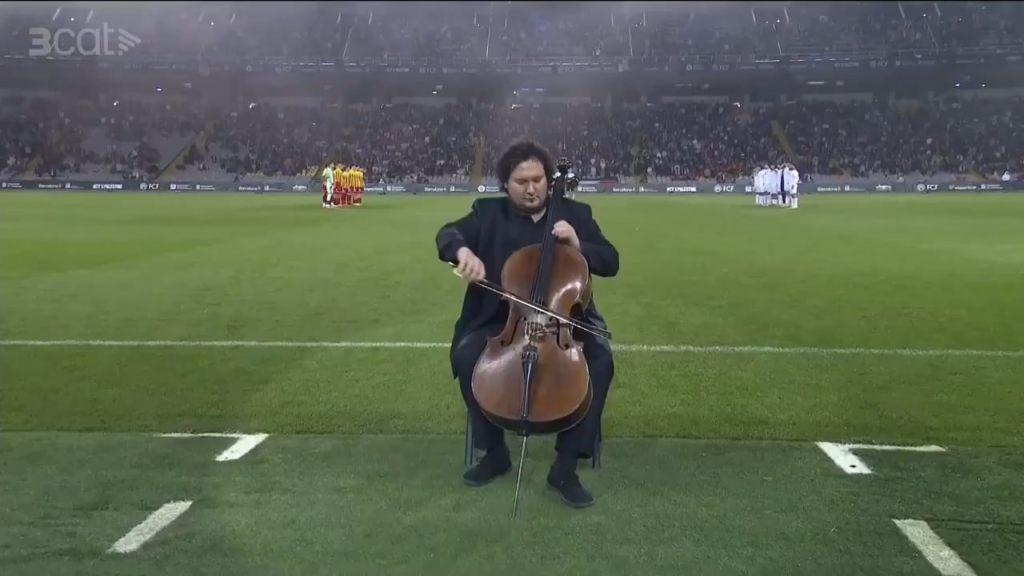 Cellist Edmon Bosch paid tribute to the Palestinian footballers killed in Gaza by playing ‘El Cant dels Ocells’ before the Catalonia vs Palestine friendly match on Tuesday. The traditional Catalan song is considered a symbol of freedom & resistance, often performed in moments of mourning & hope.