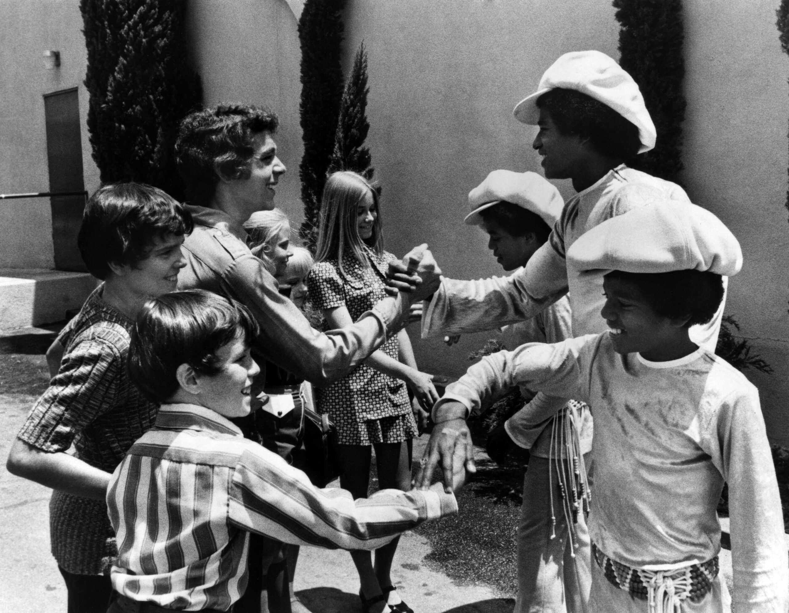 THE BRADY BUNCH VISITS ABC, Mike Lookinland, Christopher Knight, Barry Williams, Eve Plumb, Susan Olsen, Maureen McCormick, Jackson 5 (Michael Jackson, far right), aired September 10, 1971