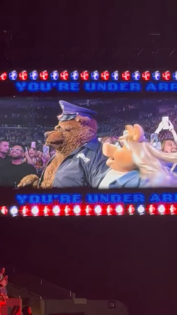 Sabrina Carpenter arrests Miss Piggy at her concert in Los Angeles (November 23, 2025)