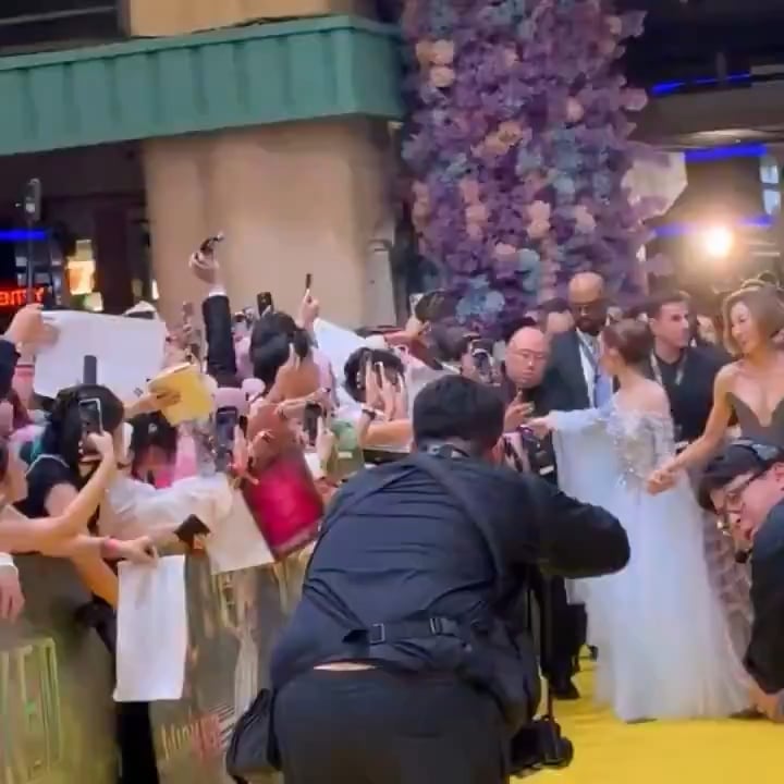 Cynthia Erivo protects Ariana Grande from a ‘Wicked: For Good’ premiere attendee in Singapore (November 13, 2025)