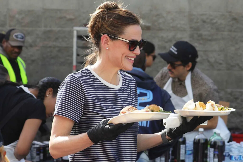 Jennifer Garner Celebrates Thanksgiving by Volunteering on Skid Row: ‘Dignity, Hope, and a Whole Lot of Love’ Jennifer Garner Celebrates Thanksgiving by Volunteering on Skid Row: 'Dignity, Hope, and a Whole Lot of Love'