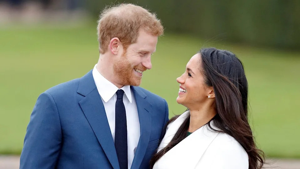  Prince Harry and Meghan Markle smile and look at each other during an official photocall to announce their engagement at The Sunken Gardens, Kensington Palace on November 27, 2017. 