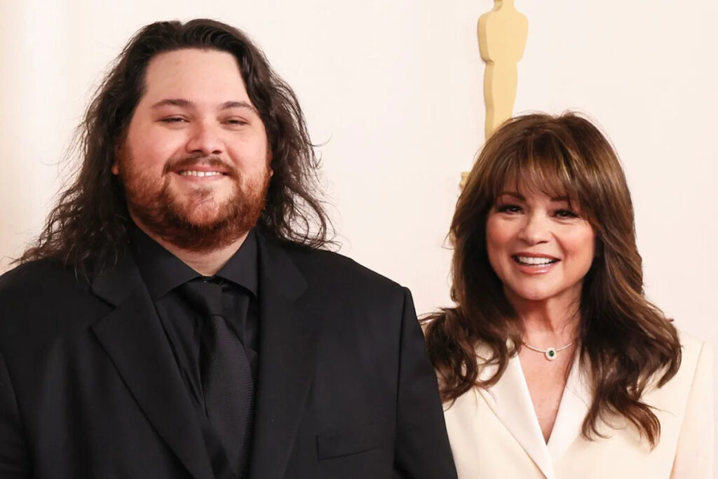 Valerie Bertinelli Shares Unconventional Plans for Thanksgiving This Year, Recalls Last Year’s Dinner at a Chain Restaurant: ‘We All Sat At the Bar’ (Exclusive) Valerie Bertinelli Shares Unconventional Plans for Thanksgiving This Year, Recalls Last Year’s Dinner at a Chain Restaurant: ‘We All Sat At the Bar' (Exclusive)