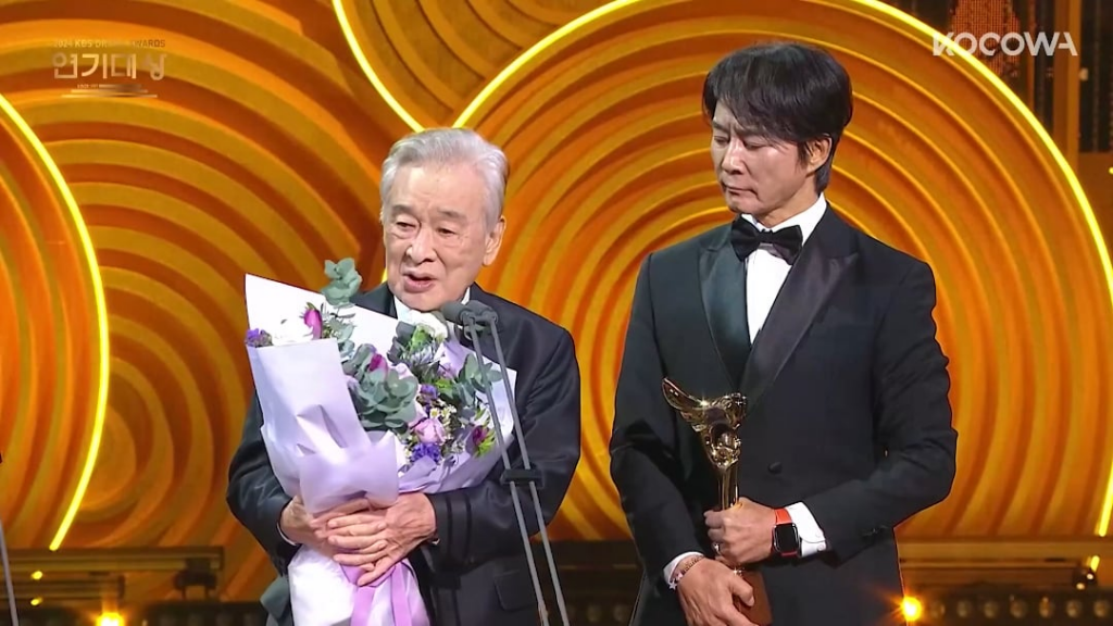 Actor Lee Soon-jae, Passes Away at 91 In 2024, he achieved a historic win at the Daesang Awards as the oldest actor ever to receive it, saying in his acceptance speech: Acting should be judged solely on the quality of the performance itself, not on factors like an actor’s popularity or age.