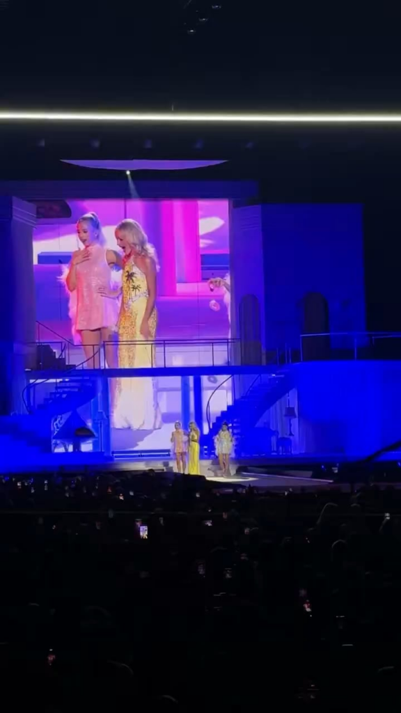 Sabrina Carpenter arrests Dakota and Elle Fanning at her concert in Los Angeles (November 17, 2025)
