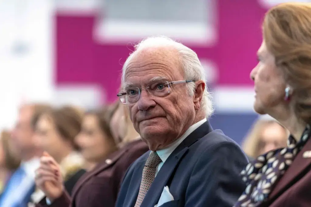 Sweden runs war drill with royal family NATO member Sweden carried out a war simulation exercise involving King Carl XVI Gustaf, seen here with Sweden's Queen Silvia in Canada on Nov 20. The exercise also involved Sweden's crown princess, Victoria.