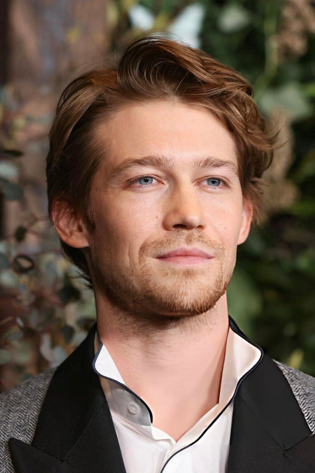 Joe Alwyn in Dior SS26 Men at the premiere of ‘Hamnet’ in Los Angeles, California. Styled by Rose Forde. (November 18, 2025)