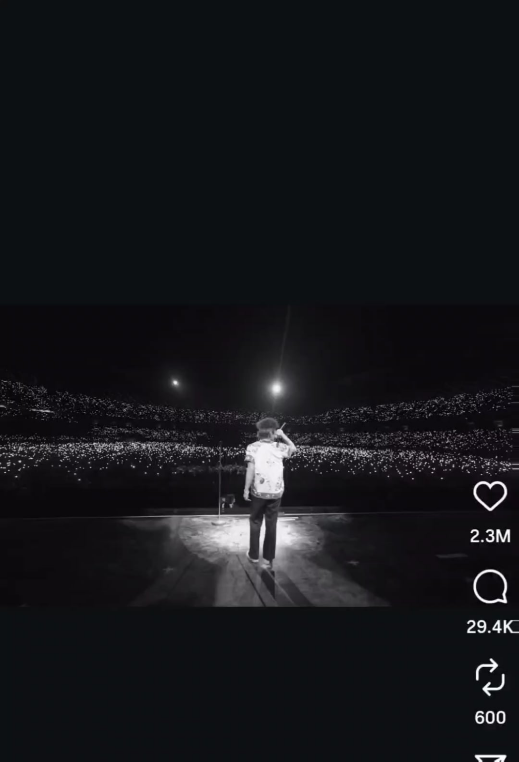 Fans sing along with Bruno Mars