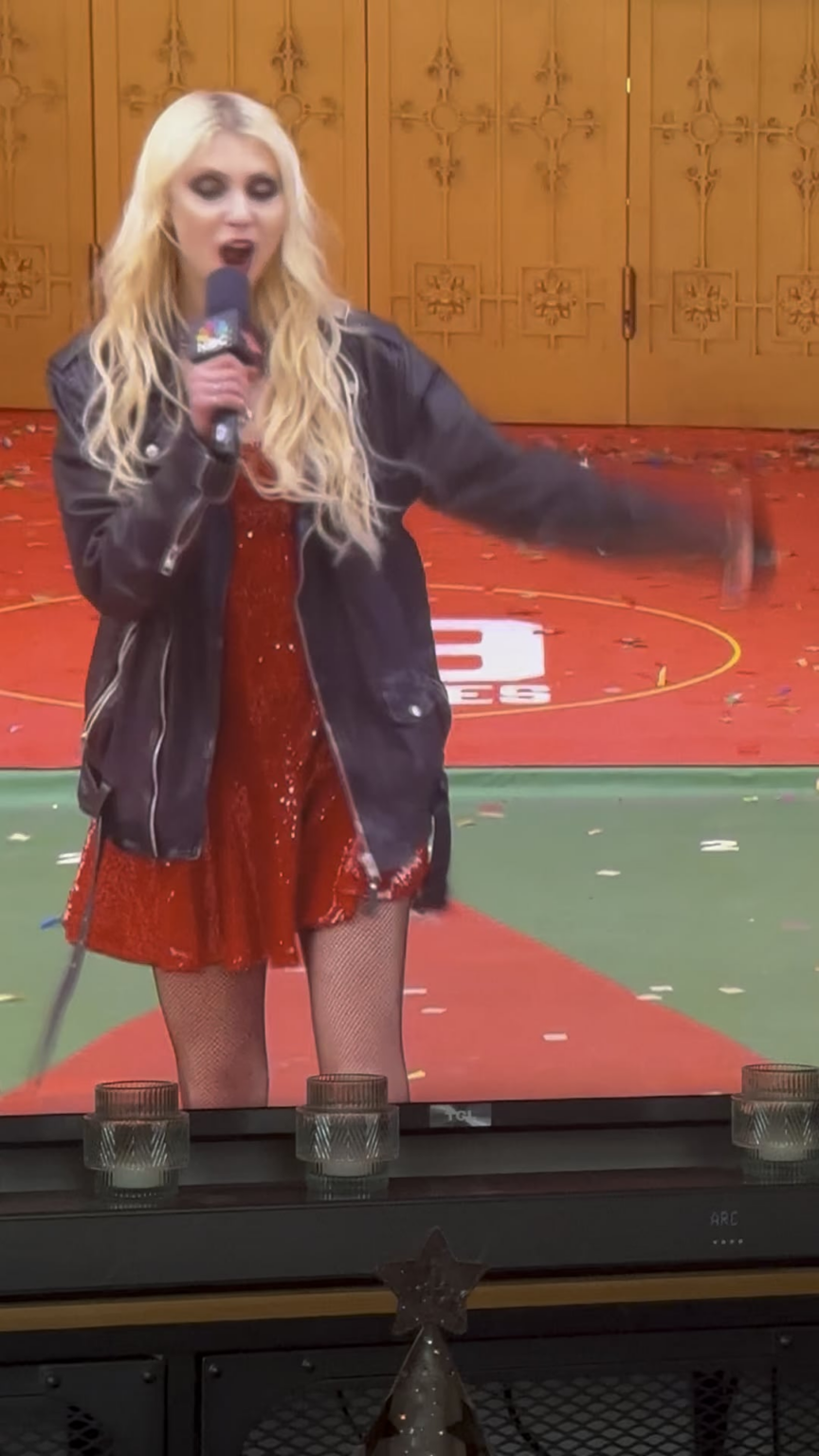 Taylor Momsen Performs Where Are You Christmas at the Macy’s Thanksgiving Day Parade!