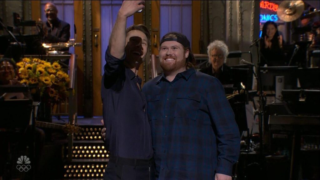 Glen Powell invites UPS driver who was present 4 years ago when he was invited onto SNL, before it was cancelled due to Top Gun being delayed, so he doesn’t think he’s a liar