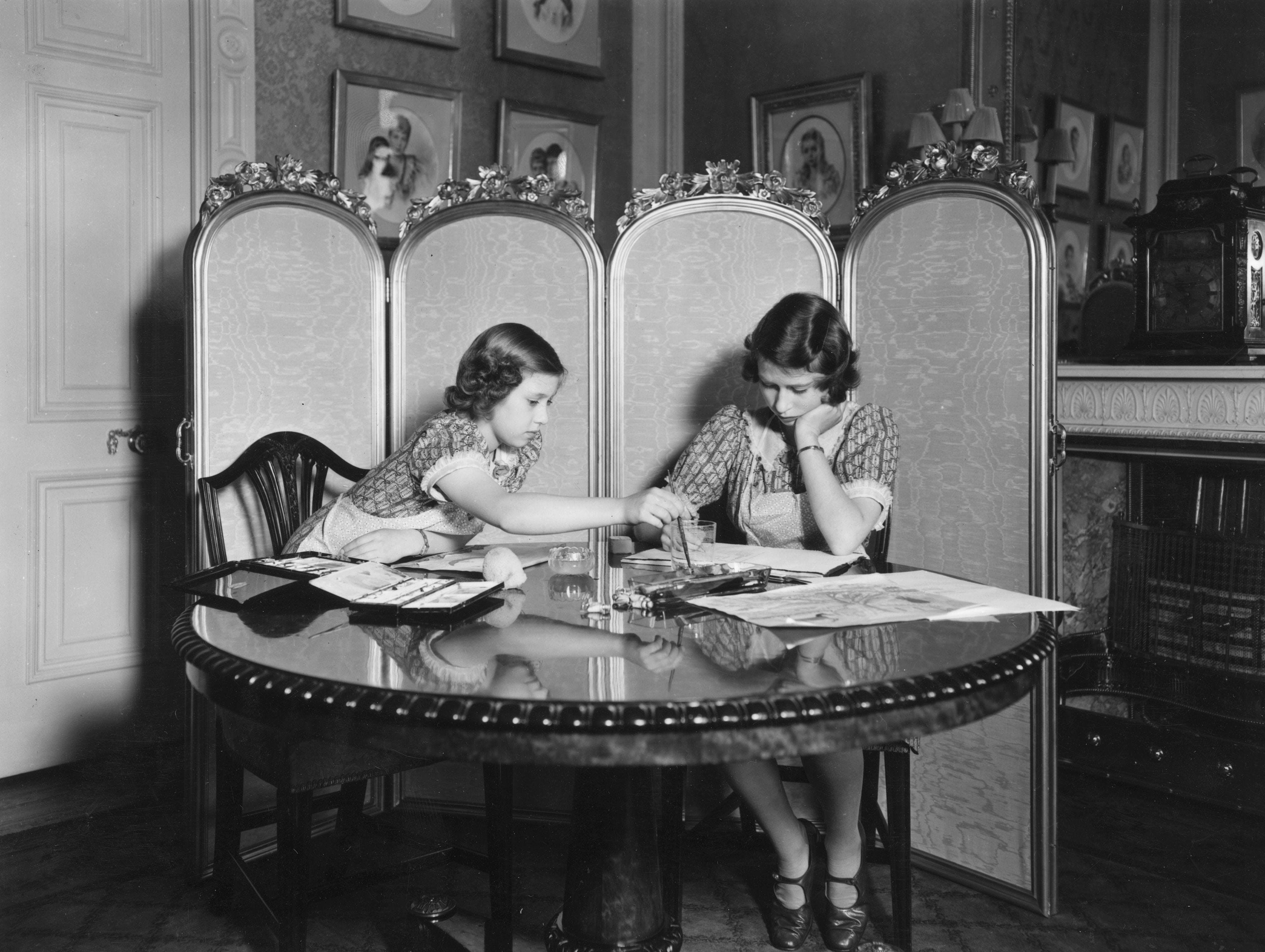 Photograph, Black-and-white, Snapshot, Table, Room, Monochrome, Photography, Sitting, Monochrome photography, Furniture, 