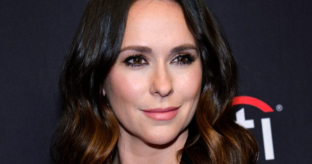 Jennifer Love Hewitt’s Vibrant Red Color Is The Shade Of The Season Jennifer Love Hewitt’s Vibrant Red Color Is The Shade Of The Season