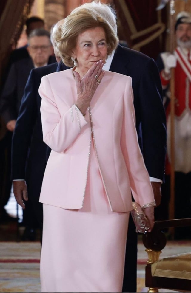 King Felipe awards his mother Queen Sofía the Golden Fleece on the 50th anniversary of the restoration of the monarchy in Spain