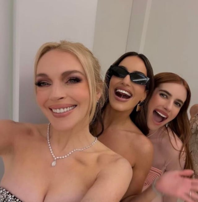 Lindsay Lohan and Emma Roberts hanging out!