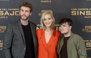 MADRID, SPAIN - NOVEMBER 10:  (L-R) Actors Liam Hemsworth, Jennifer Lawrence and Josh Hutcherson attend a photocall for 'The Hunger Games: Mockingjay - Part 2' (Los Juegos Del Hambre: Sinsajo - Parte 2) at the Villamagna Hotel on November 10, 2015 in Madrid, Spain.  (Photo by Fotonoticias/FilmMagic)