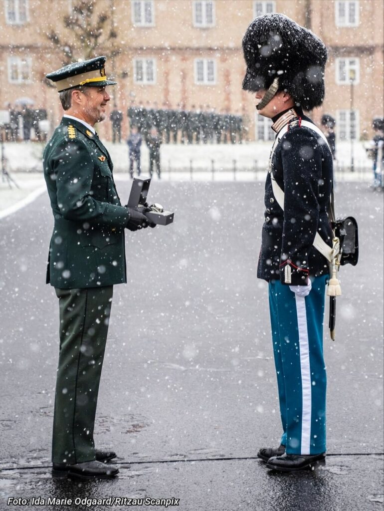 Frederik hands out employee of the year award to royal guard in the snow