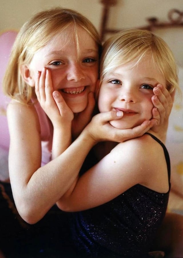 Dakota and Elle Fanning as kids.