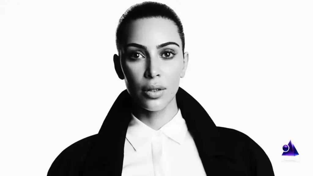 Kim Kardashian With A Pixie Cut And Body Painting In 2025 مدل موی پیکسی