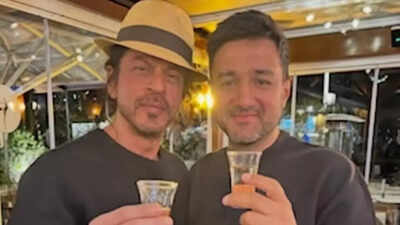 Did Siddharth Anand take a dig at Sandeep Reddy Vanga, Prabhas in his birthday wish for Shah Rukh Khan? Fans think so!