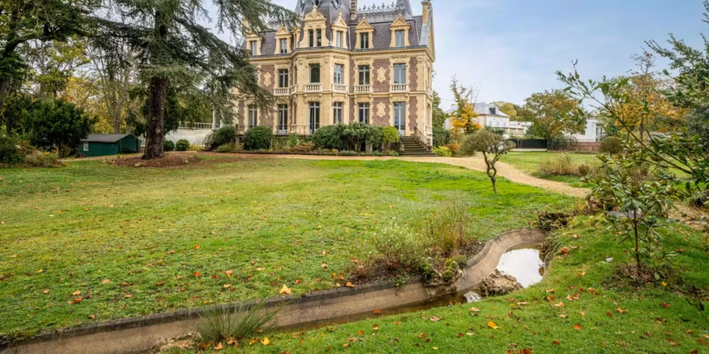 Showgirl Josephine Baker and Rocker Perry Farrell: This Week in Celebrity Homes