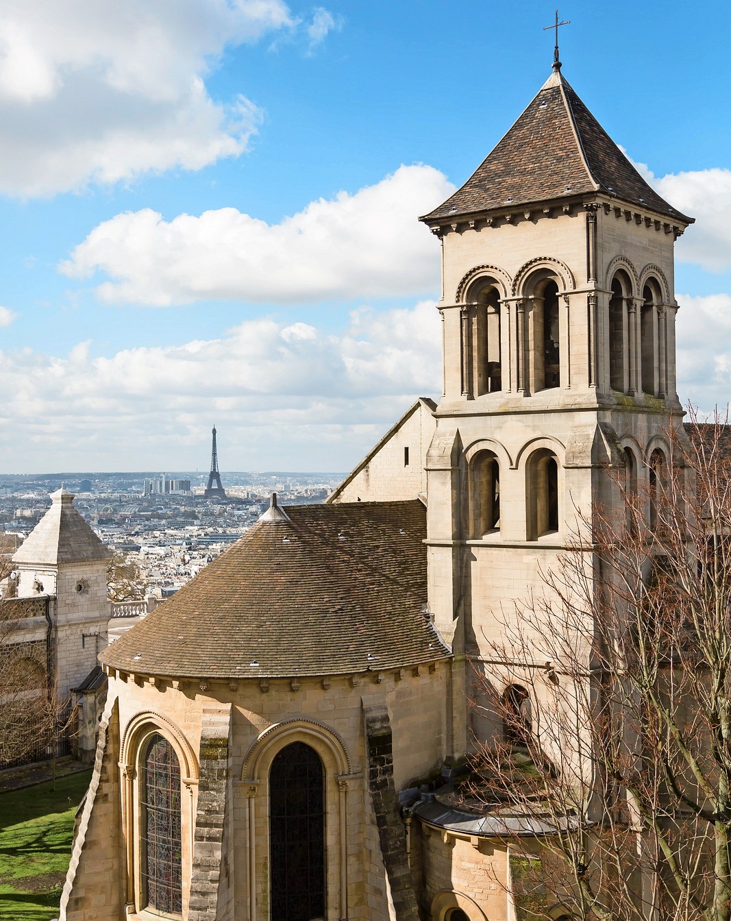 A view of the Basilique du Sacré-Cœur de Montmartre with the Eiffel Tower in the distance.