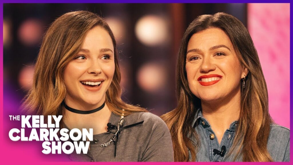 Chloë Grace Moretz & Kelly Clarkson Reveal Favorite Christmas Movies