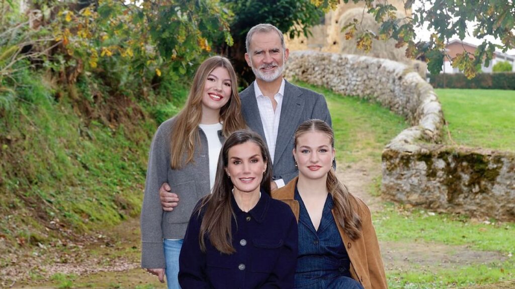 The Spanish royal family shares heartfelt moments and traditions in their 2025 holiday greetings The Spanish royal family shares heartfelt moments and traditions in their 2025 holiday greetings