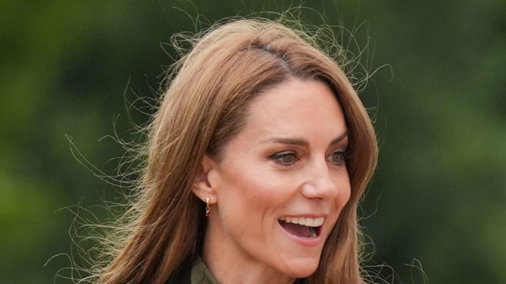 Kate Middleton goes back to 'country girl' roots in houndstooth skirt