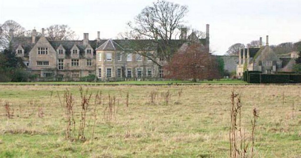 The Royal Family’s huge mansion so expensive to maintain Queen Elizabeth’s cousins couldn’t afford it My London