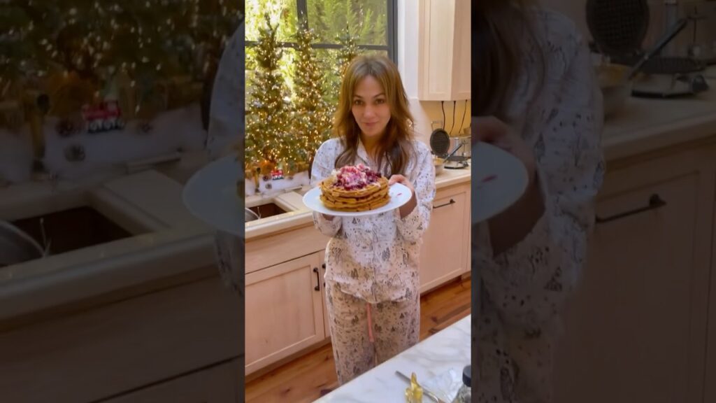 Jennifer Lopez Cooking With The Family #JLo #Shorts