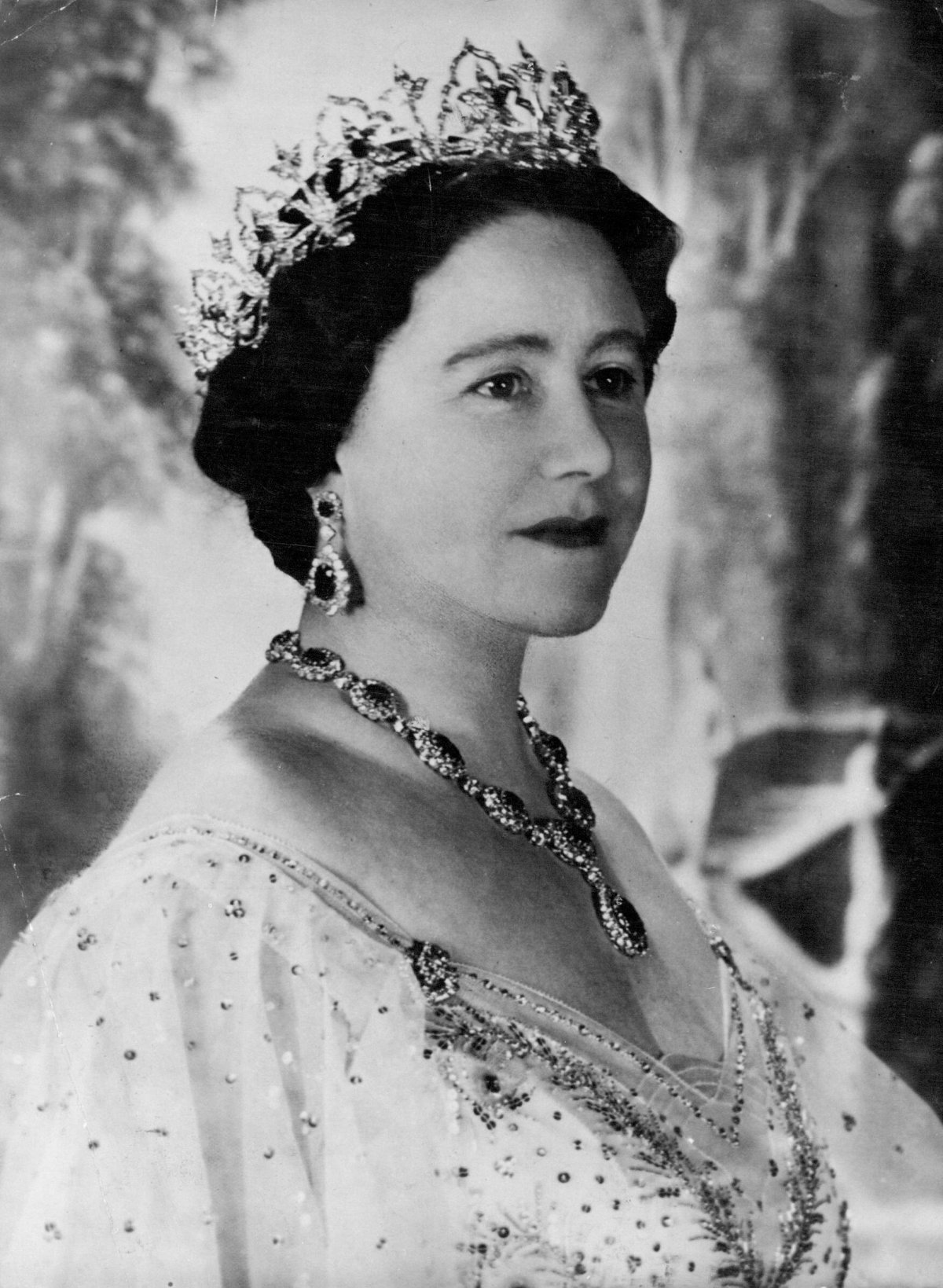The Queen Mother poses for an official portrait, taken by Cecil Beaton ca. 1950 (SuperStock/Alamy)